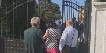 VIDEO / Rama pret banorët te vila, dalin të kënaqur nga takimi, u premtohet zgjidhje