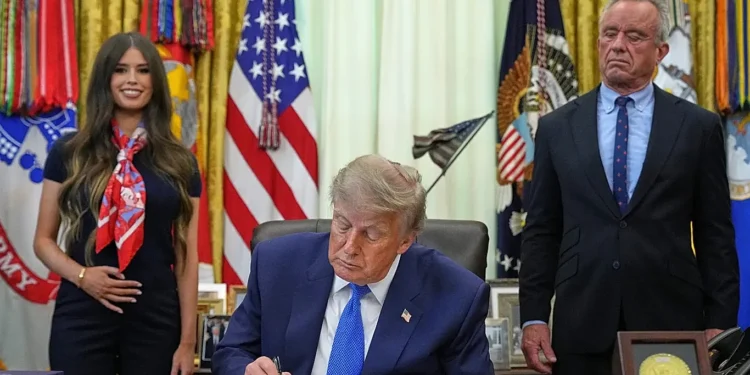 Trump nënshkruan urdhër që kërkon më pak vaksina për fëmijë -