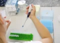 AI krijon viruse që luftojnë bakteret rezistente, ekspertët ngrejnë alarmin për rreziqet e sigurisë