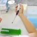 AI krijon viruse që luftojnë bakteret rezistente, ekspertët ngrejnë alarmin për rreziqet e sigurisë