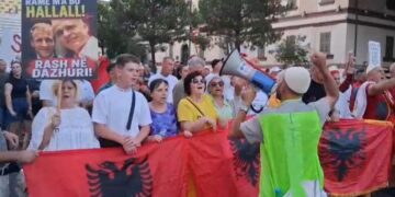 Dita e 65-të e tubimit, protestuesit marshojnë drejt Kryeministrisë, kërkojnë dorëheqjen e Qeverisë