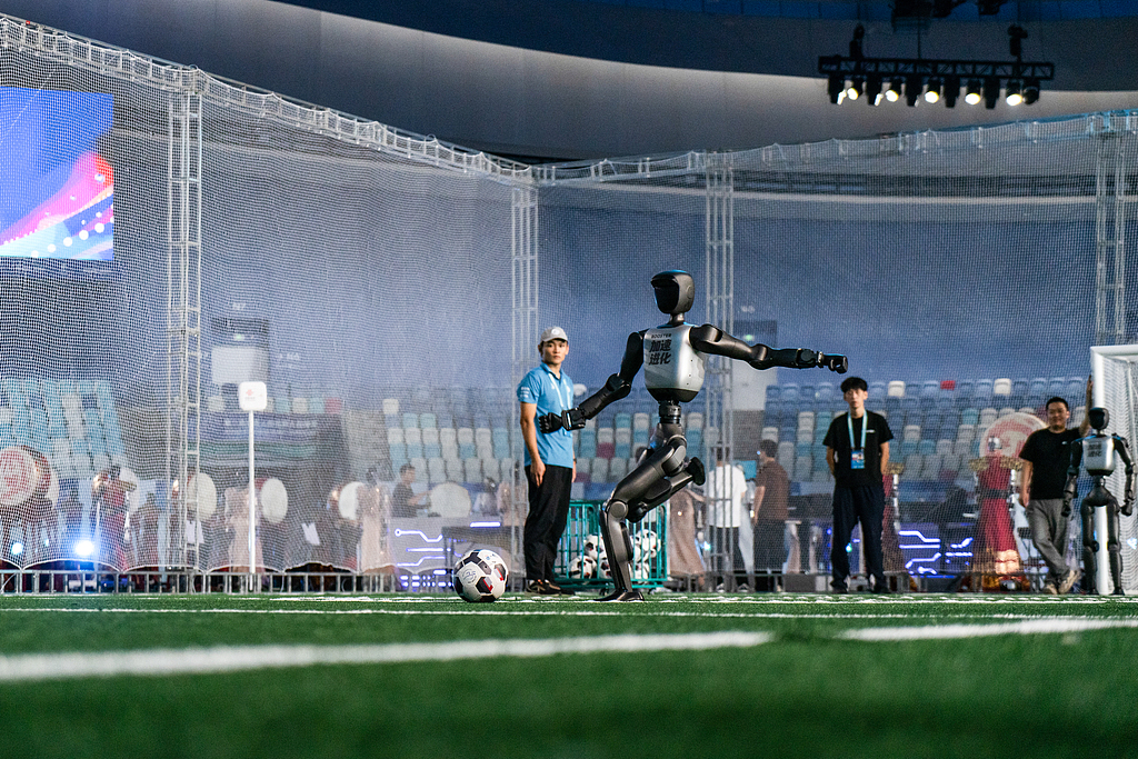 Pekini hap Lojërat Botërore të Robotëve Humanoidë  2056 robotë garojnë në 51 gara