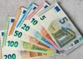 Evropianët po mbajnë gjithnjë e më shumë para cash në shtëpi, frikë nga lufta dhe sulmet kibernetike