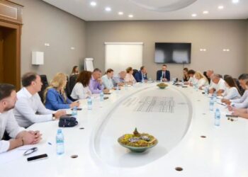 Lamallari mbledh prefektët e 12 qarqeve, përcjell porositë e Ramës: Komunikim më i shpejtë dhe zgjidhje konkrete për qytetarët