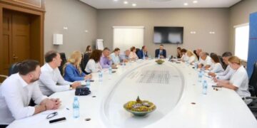 Lamallari mbledh prefektët e 12 qarqeve, përcjell porositë e Ramës: Komunikim më i shpejtë dhe zgjidhje konkrete për qytetarët