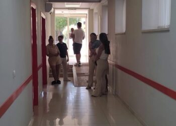 Fluks pacientësh në spitale, virozat dhe temperaturat e larta mbushin urgjencat