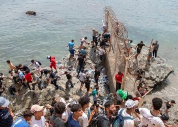 Qindra emigrantë tentojnë të kalojnë drejt Ceutës, Maroku përforcon kontrollet në kufi