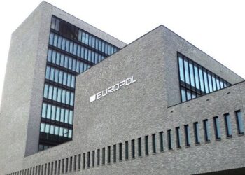 Europol arreston tre persona në Serbi dhe Gjermani: Rrjet i dyshuar i kontrabandës së emigrantëve -