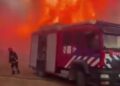 Zjarri përfshin sipërfaqe të mëdha në Daias, flakët rrezikojnë banesat (VIDEO)