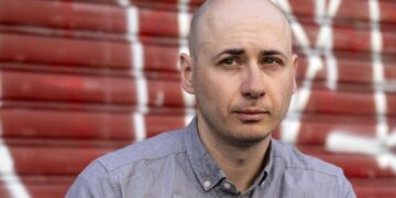 Protestë në Paris në mbrojtje të aktivistit shqiptar “antifa” që rrezikon ekstradimin: Është një persekutim politik!