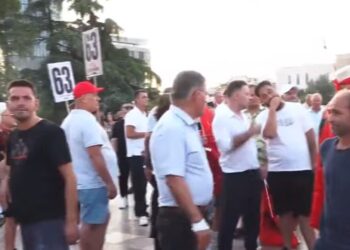 63 ditë tubime kundër qeverisë/ Diaspora zbret sërish të protestojë në sheshin “Skënderbej”