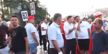 63 ditë tubime kundër qeverisë/ Diaspora zbret sërish të protestojë në sheshin “Skënderbej”