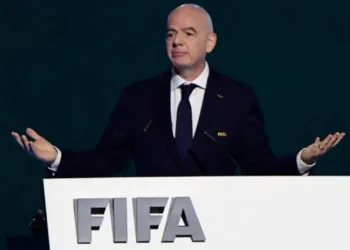 Uellsi dhe Anglia tërheqin mbështetjen për Infantinon. Presioni ndaj presidentit të FIFA-s arrin kulmin