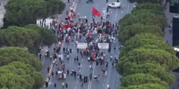 VIDEO / Dita e 65 e protestës, pamjet me dron tregojnë pjesëmarrjen
