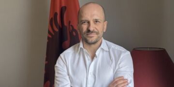 Ambasadori shqiptar në Britani ngre alarmin: Emigrantët po përdoren politikisht
