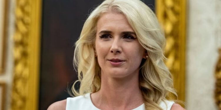Mbi një vit punë pa lejen e sigurisë - Shtëpia e Bardhë përballet me pikëpyetje për ndihmësen e Trump, ish-zyrtari: Është tronditëse -