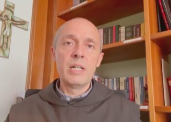“Tregoni kujdes! Po shkrumboni malet e Shqipërisë”, kleriku katolik apel shqiptarëve për zjarret