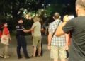 Degjeneron protesta para Kryeministrisë! Burri godet me shkop gruan (VIDEO)