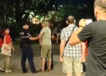 Degjeneron protesta para Kryeministrisë! Burri godet me shkop gruan (VIDEO)