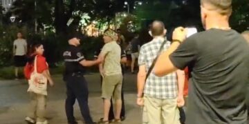 Degjeneron protesta para Kryeministrisë! Burri godet me shkop gruan (VIDEO)