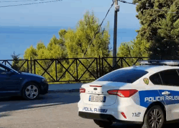 Aksident pranë “Vilës së Zogut” në Durrës, makina del nga rruga dhe përfundon në humnerë