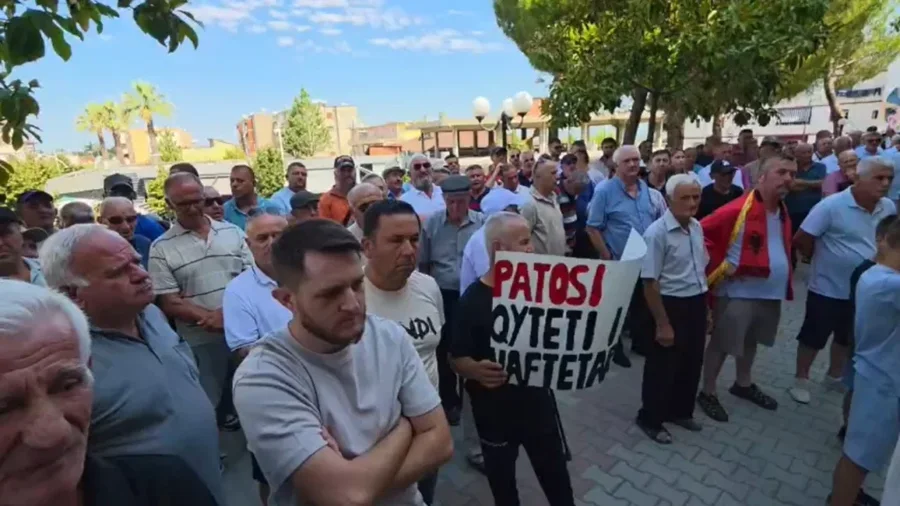 Edhe Patosi në protestë  Nuk duam të bashkohemi me Fierin  Kemi statusin e 