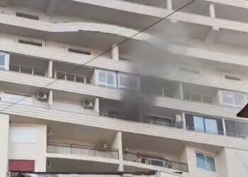 Përfshihet nga zjarri një pallat 30-katësh në Golem, zjarrfikësja ndërhyn me vështirësi
