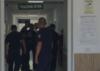 Sherr me thika e brisqe rroje në burgun e Fierit, Zotaj qëllon Bajrin! Dy të plagosur
