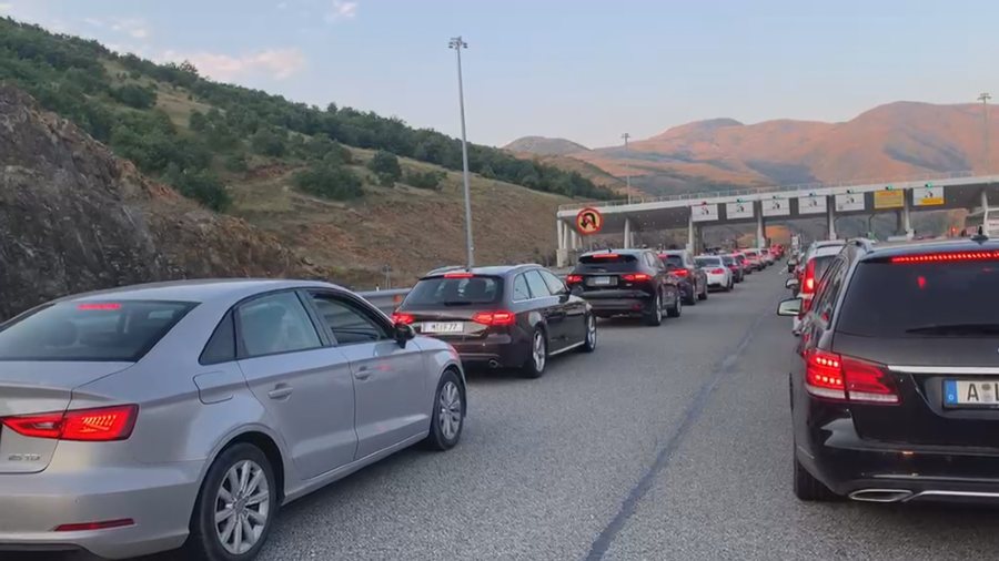 Fluks në pikën kufitare  nga Kosova drejt brigjeve shqiptare për pushime