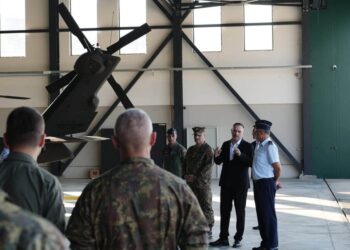 Nufi viziton Bazën Ajrore të Farkës: Mirënjohje për pilotët që po luftojnë zjarret