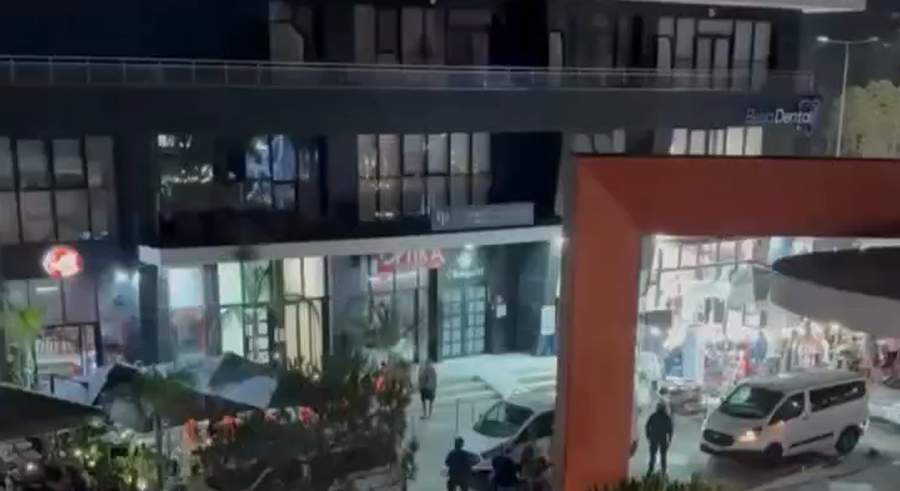 Forca të shumta policie në Vlorë   rrethohet  Lungomarja  Kontrollohen disa banesa