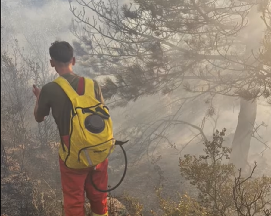 Zjarri në Dukat drejt shuarjes  vijon operacioni nga toka dhe ajri