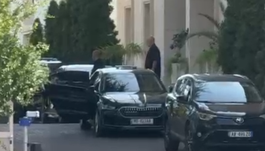 Rama kthehet në zyrë  foto me qytetarët jashtë Kryeministrisë