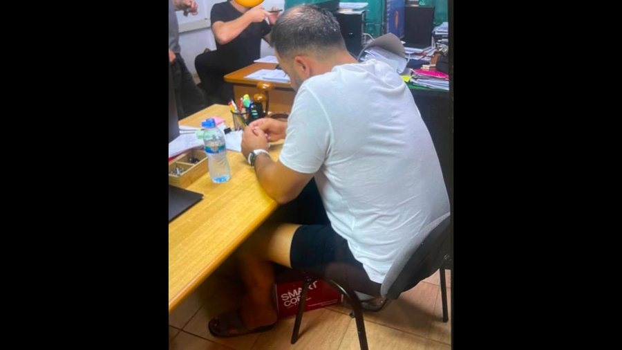 Duke folur para hetuesve  publikohet foto e Ergys Agasit në Policinë e Tiranës