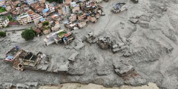 Si shembja e një akullnaje shkaktoi një rrëshqitje dheu vdekjeprurëse dhe përmbytje përgjatë kufirit Nepal-Kinë