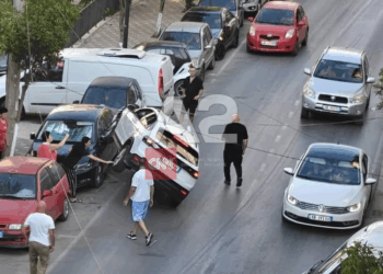 Aksident i pazakontë në Sarandë, automjeti përplaset me disa makina në rrugën kryesore