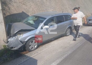 Aksident në aksin Tepelenë-Gjirokastër, makina përplaset me bordurën, gruaja transportohet në spital