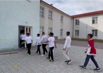 Rihapen regjistrimet për nxënësit e klasave të para dhe të dhjeta, ja deri kur keni afat