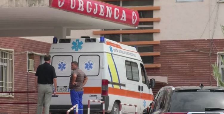 Vlorë  67 vjeçari bie nga lartësia e banesës teksa po bënte riparime  dërgohet me urgjencë në spital