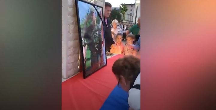 Pamje tronditëse në Bosnje  qindra serbë nderojnë Mlladiçin si hero dhe brohorasin emrin e  Kasapit të Bosnjës 