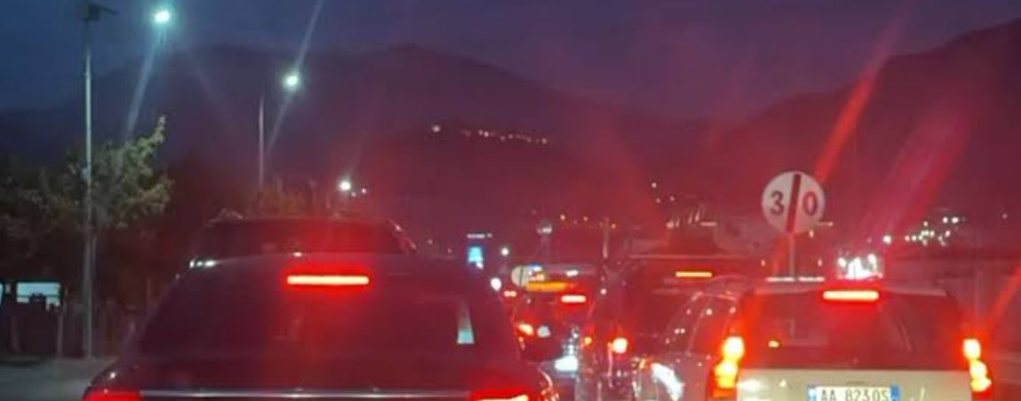 VIDEO  Fluksi i pushuesve paralizon rrugët e Lezhës  trafik i rënduar dhe radhë kilometrike në akset kryesore