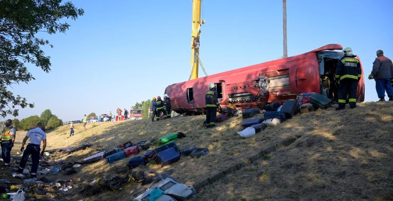 Tragjedi në Hungari  Përmbyset autobusi  12 të vdekur dhe 10 të plagosur  dyshohet se shoferi ra në gjumë