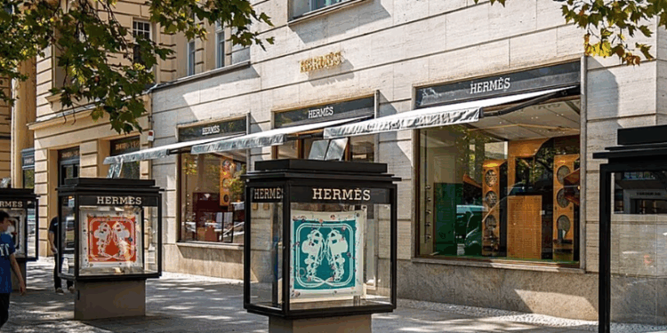Ylli i komedisë amerikane bllokohet në tualetin e Hermès për 80 minuta -