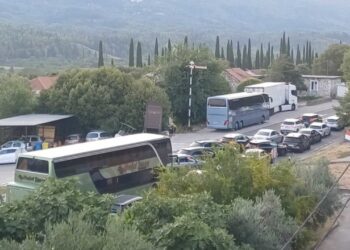 Bllokohet lëvizja në kufirin Mali i Zi-Kroaci, banorët e zonës hapin dyert e shtëpive për qytetarët që janë në pritje, mes tyre edhe shqiptarë