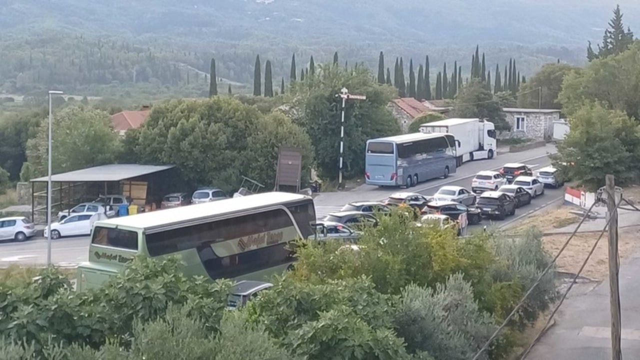 Bllokohet lëvizja në kufirin Mali i Zi Kroaci  banorët e zonës hapin dyert e shtëpive për qytetarët që janë në pritje  mes tyre edhe shqiptarë
