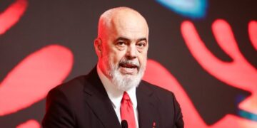 Disa socialistë grisën teserat e PS në kundërshtim të territoriales, Rama: Akt i turpshëm! Tribunë të vegjël që s’dinë çfarë thonë
