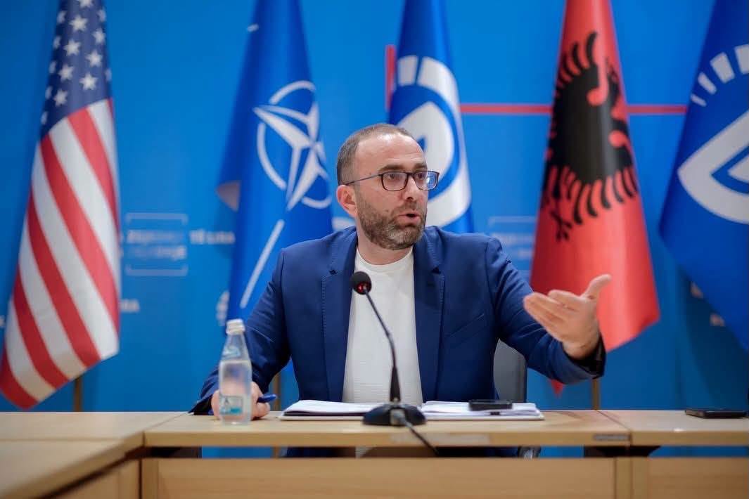 Dekretoi huanë 302 mln dollarë  Bardhi akuzon Presidentin Begaj  Zgjodhi të jetë noter i mazhorancës socialiste