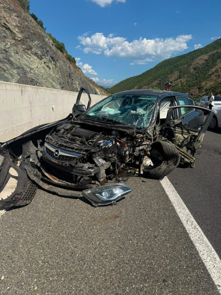 Aksident i rëndë në Rrugën e Kombit  makina bëhet copash  një i lënduar