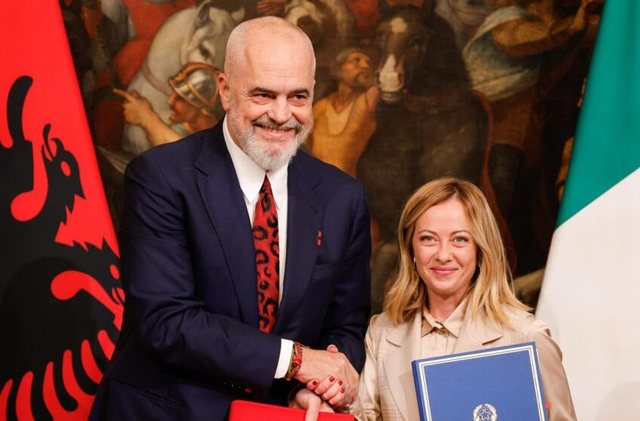 Dyndja e refugjatëve në Spanjë  Meloni propozon modelin shqiptar për migrantët në BE