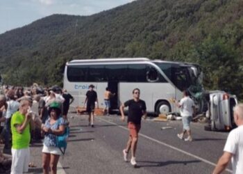 Autobusi përplaset me kamionçinën dhe 3 makina në autostradën Rieti-Terni në Itali, 5 të vdekur dhe 27 të plagosur